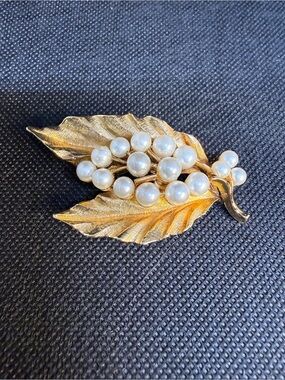 Lisner Brooch Gold Tone Leaf Faux Pearl Cluster Women's Jewelry Vintage Signed